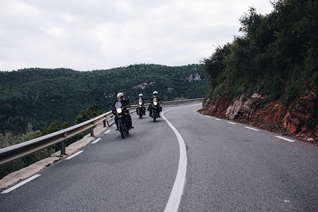 Grupo de motociclistas en carretera de montaña