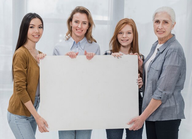 Grupo de mujer hermosa con un cartel