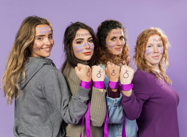 Grupo de mujeres activistas protestando juntas