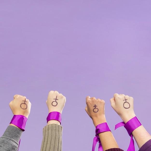 Grupo de mujeres activistas protestando juntas