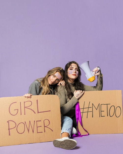 Foto gratuita grupo de mujeres activistas protestando juntas