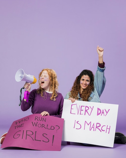 Grupo de mujeres activistas protestando juntas