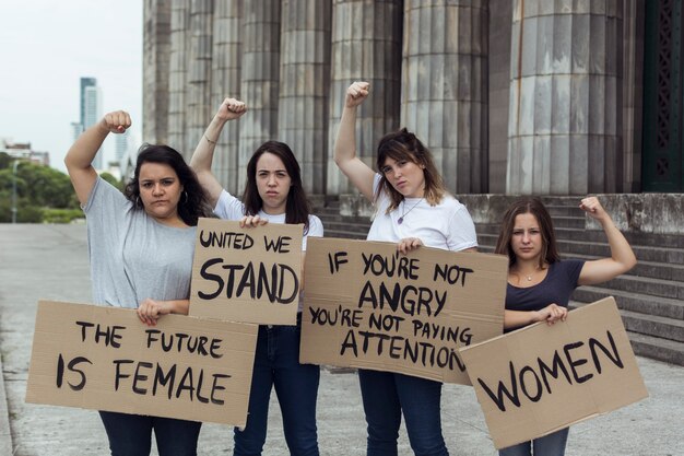 Grupo de mujeres activistas protestando juntas