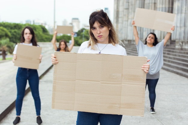 Grupo de mujeres activistas protestando juntas