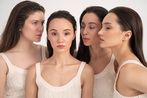 Grupo de mujeres en camisetas sin mangas posando para un retrato minimalista