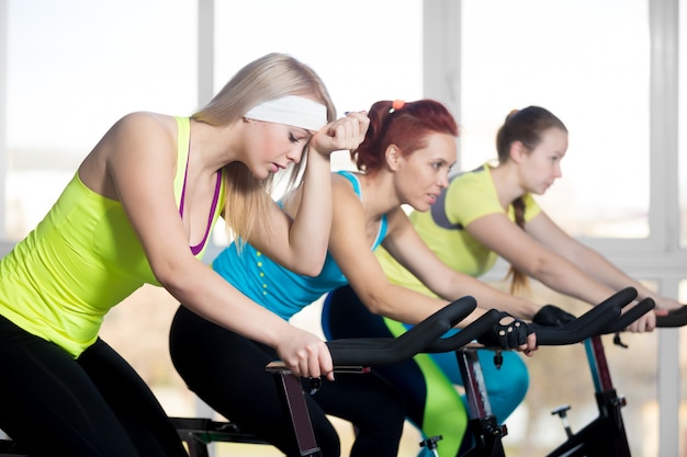 Foto gratuita grupo de mujeres ciclistas en el club deportivo