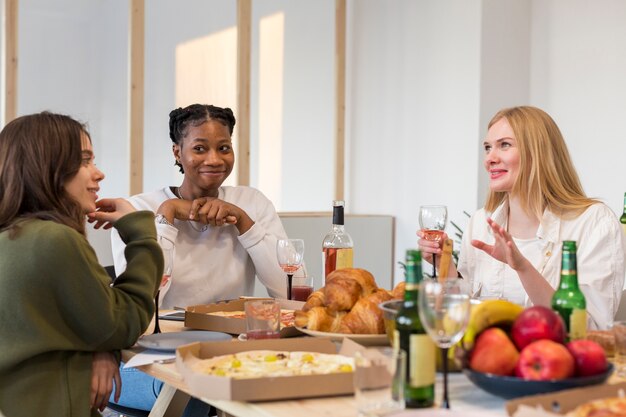 Grupo de mujeres comiendo juntas