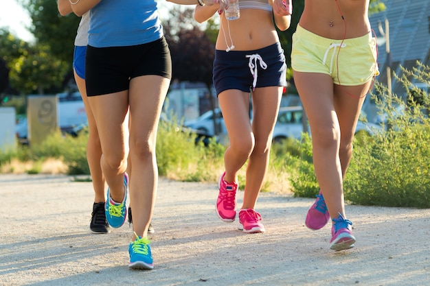 Grupo de mujeres corriendo en el parque.