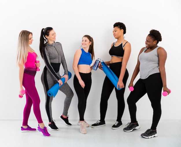 Foto gratuita grupo de mujeres en descanso después del entrenamiento