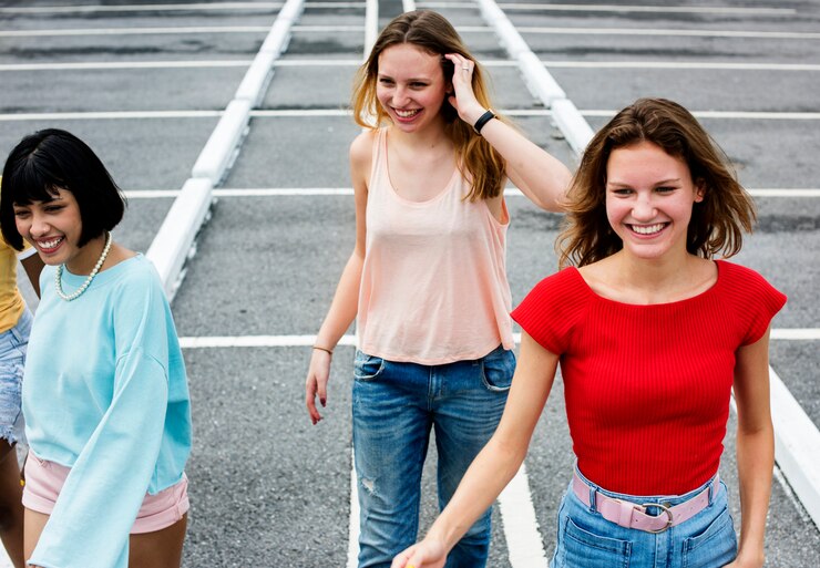 Foto gratuito grupo de mujeres diversas caminando juntas.