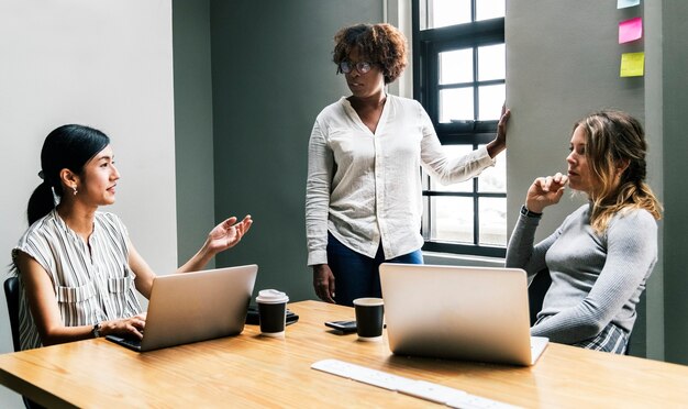 Grupo de mujeres diversas que tienen una reunión de negocios