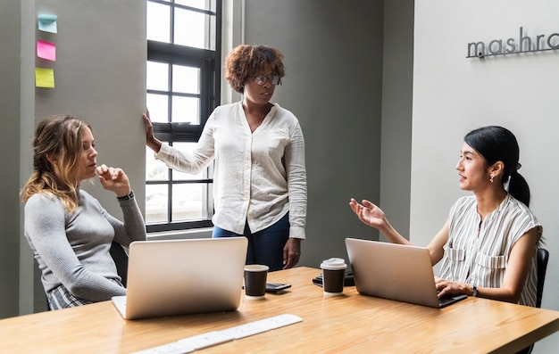 Grupo de mujeres diversas que tienen una reunión de negocios