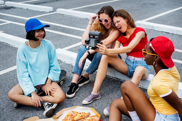 Grupo de mujeres diversas tomando selfie juntos