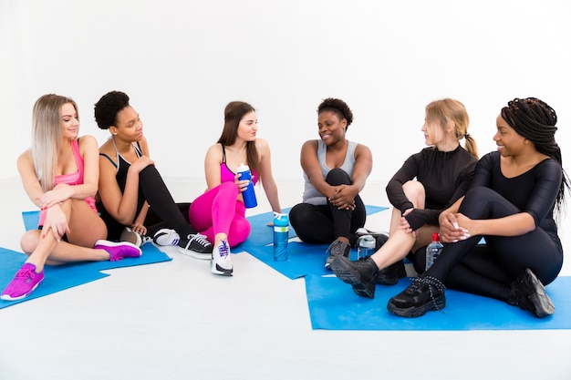 Grupo de mujeres en la estera con descanso