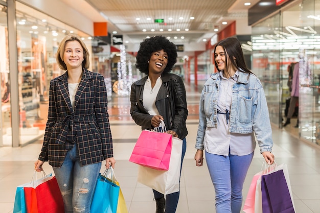 Grupo de mujeres felices de compras juntas