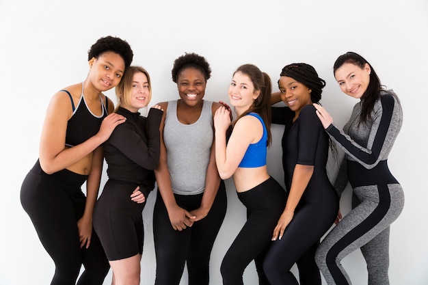 Grupo de mujeres en el gimnasio para la clase de fitnes