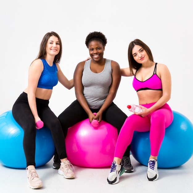 Foto gratuita grupo de mujeres en el gimnasio en el descanso