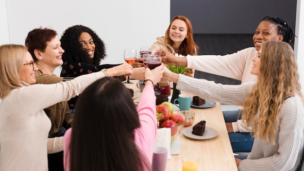 Grupo de mujeres haciendo un brindis