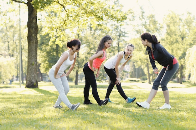 grupo de mujeres haciendo deporte al aire libre