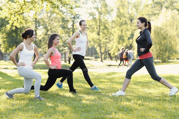 grupo de mujeres haciendo deporte al aire libre