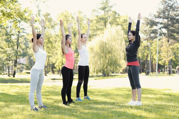 grupo de mujeres haciendo deporte al aire libre