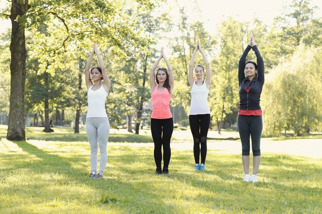 grupo de mujeres haciendo deporte al aire libre