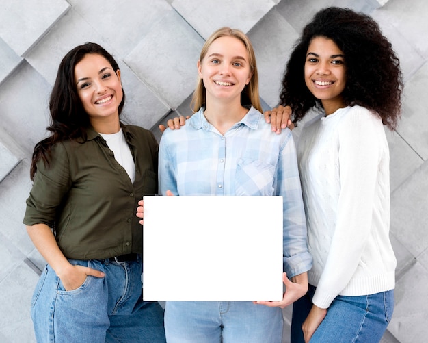 Grupo de mujeres hermosas con un cartel
