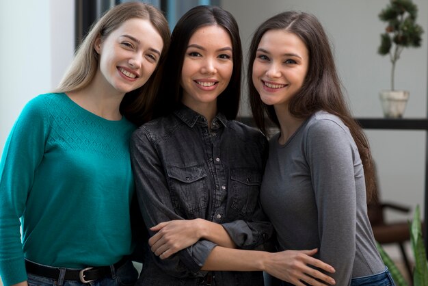 Grupo de mujeres hermosas posando juntos