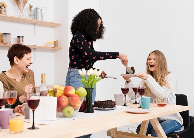 Grupo de mujeres hermosas con postre