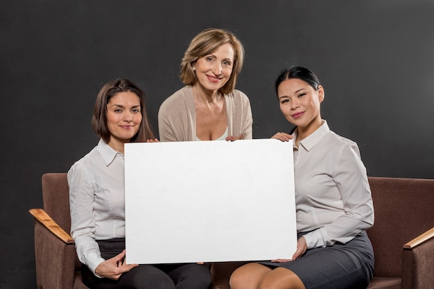 Grupo de mujeres con hoja de papel en blanco