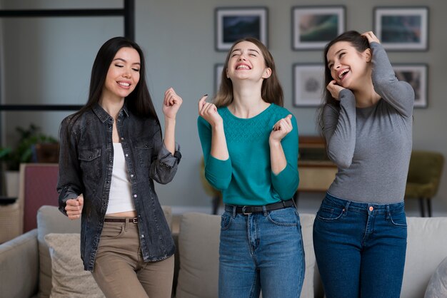 Grupo de mujeres jóvenes alegres juntas