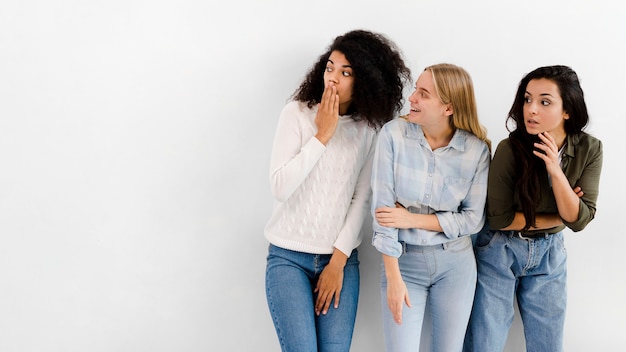 Foto gratuita grupo de mujeres jóvenes con espacio de copia