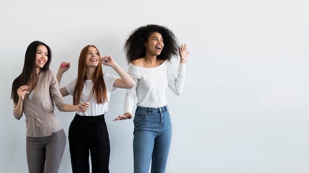 Foto gratuita grupo de mujeres jóvenes felices juntos