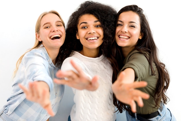 Foto gratuita grupo de mujeres jóvenes felices sonriendo