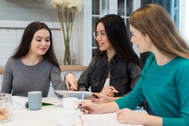 Grupo de mujeres jóvenes haciendo planes juntos