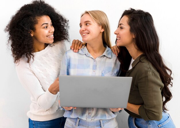 Grupo de mujeres jóvenes sonriendo el uno al otro