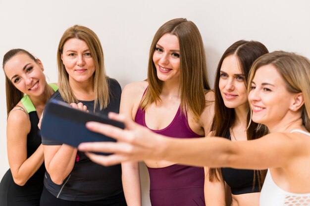 Grupo de mujeres jóvenes tomando una selfie