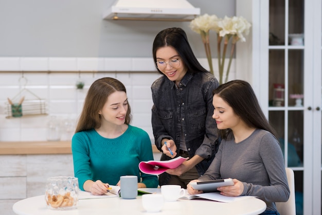 Grupo de mujeres jóvenes trabajando juntas en casa