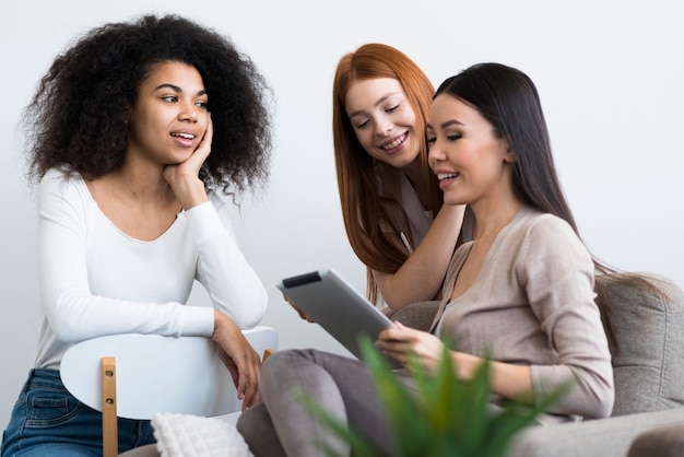 Grupo de mujeres jóvenes trabajando juntas