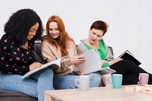 Grupo de mujeres leyendo un libro juntos