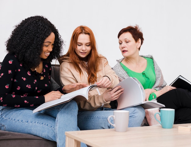 Foto gratuita grupo de mujeres leyendo libros juntos