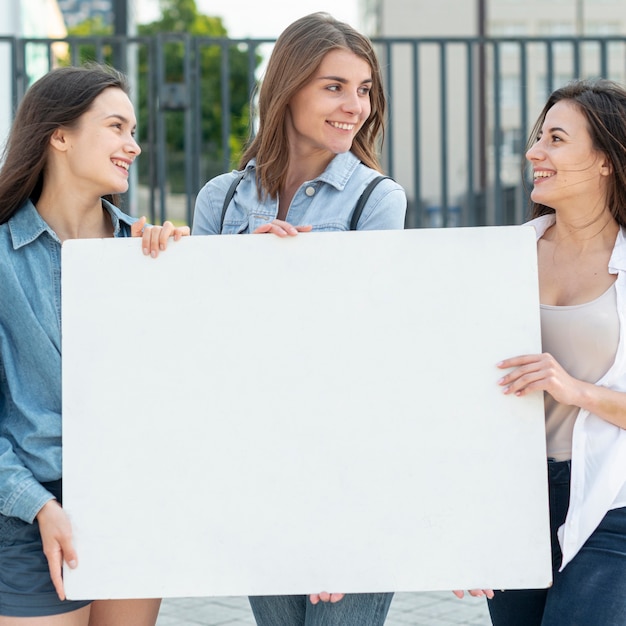 Foto gratuita grupo de mujeres manifestando juntas