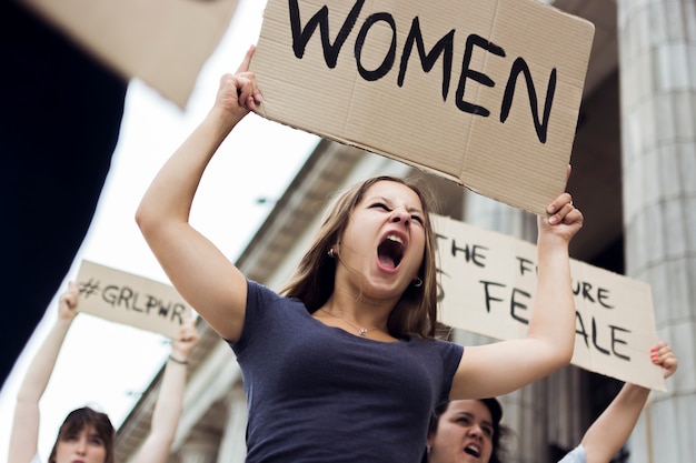 Grupo de mujeres marchando por la igualdad de derechos