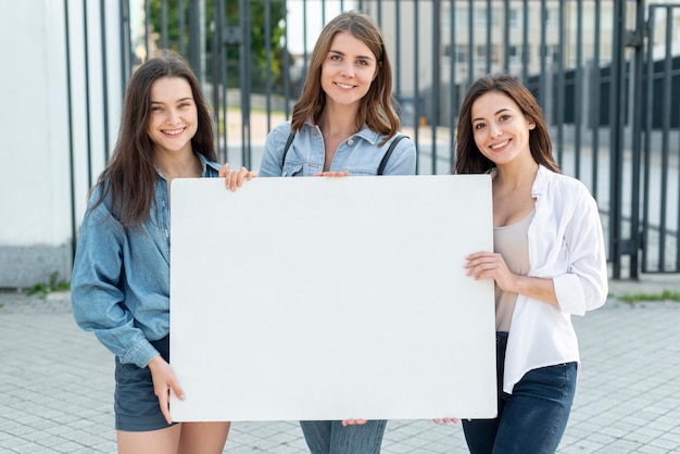 Foto gratuita grupo de mujeres marchando juntas