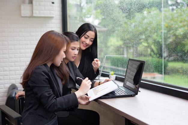 Grupo de mujeres de negocios con reunión en la oficina