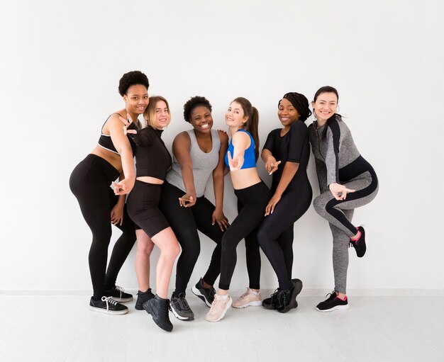 Grupo de mujeres posando después de la clase de fitness