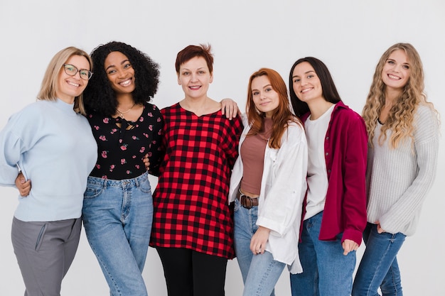 Foto gratuita grupo de mujeres posando juntos