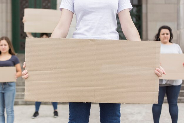 Grupo de mujeres protestando por los derechos juntas