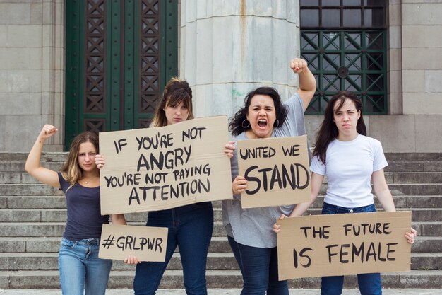 Grupo de mujeres protestando juntas en manifestación