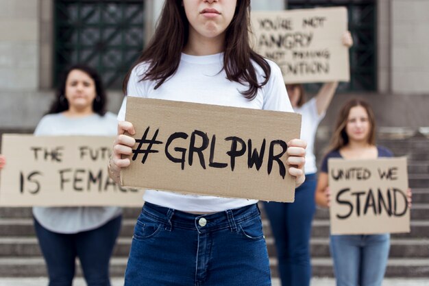 Grupo de mujeres protestando juntas